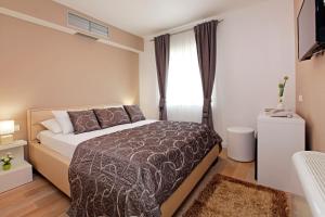 a bedroom with a bed and a window at Boutique Hotel Villa Telenta in Vela Luka