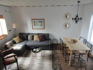 sala de estar con sofá y mesa en Casa do Escudeiro, en Évora