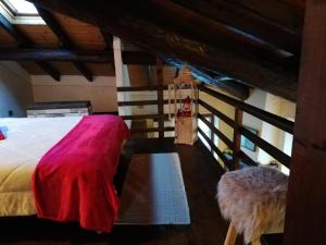 ein Schlafzimmer mit einem Bett mit einer roten Decke in der Unterkunft Alex's Home in Crone