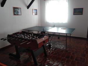 uma mesa de pingue-pongue numa sala com uma mesa de pingue-pongue a mudar em Kristóf vendégház em Ciumani