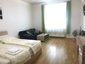 ein Schlafzimmer mit 2 Betten und einem blauen Sofa in der Unterkunft Pasettistraße 31 in Wien