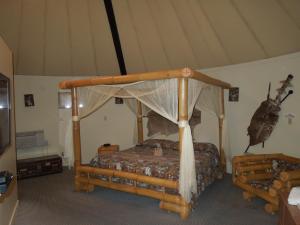 Un pat sau paturi într-o cameră la Wildwood Inn