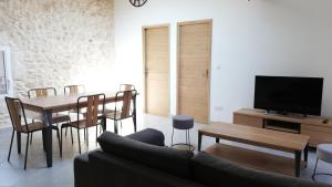TV a/nebo společenská místnost v ubytování Gîte du Domaine Saint Jean De L'arbousier