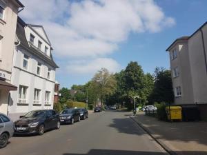 una calle con coches estacionados al costado de la carretera en Kleine, ruhige Wohnung in Gelsenkirchen en Gelsenkirchen