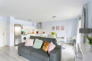 sala de estar con sofá y cocina en Dream destination, en Montévrain