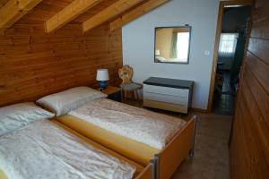 een slaapkamer met een bed en een tafel met een spiegel bij Tgaplotta - mit Lademöglichkeit Elektroauto in Savognin