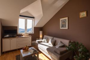 sala de estar con sofá y ventana en Apartment NikoL, en Dubrovnik