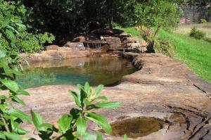 ein Wasserpool auf einem großen Felsen in der Unterkunft Emafweni in Champagne Valley