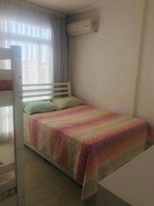 Кровать или кровати в номере Apartamento frente Mar Santos