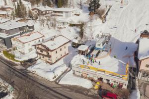 una vista aérea de una ciudad nevada con un remonte en Apartment NinetyFour en Annaberg im Lammertal