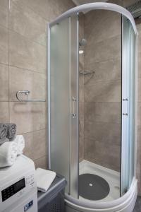 y baño con ducha y puerta de cristal. en Apartment NikoL, en Dubrovnik
