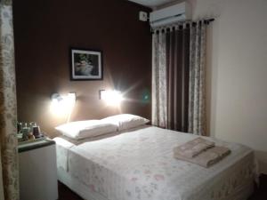 um quarto com uma cama com duas toalhas em Hospedaje Los Vencejos em Puerto Iguazú