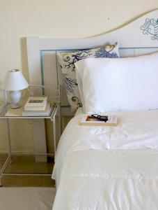 a bedroom with a bed with a side table with a lamp at La Rosa dei Venti in Sennariolo