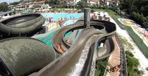 eine Wasserrutsche in einem Resort mit einem Pool in der Unterkunft Casa Furrer in Tirrenia
