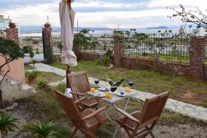 Agios OnoufriosにあるMichalis Apartmentのワイングラス付きのテーブルと椅子