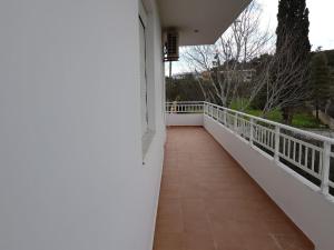 balcón de una casa con barandilla blanca en Theti Apartment, en Faliraki
