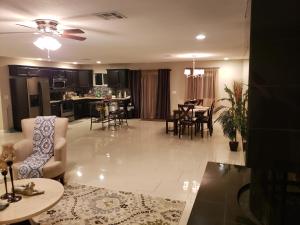 Beautiful 3 bed/2 Bath Cozy Get Away Home 레스토랑 또는 맛집