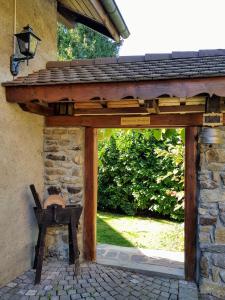 een toegang tot een stenen gebouw met een houten deur bij Paola paradise in Forel