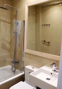 ein Bad mit einem Waschbecken, einem WC und einer Dusche in der Unterkunft Valencia Town Center New Apartments in Valencia