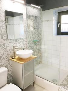 een badkamer met een wastafel, een toilet en een douche bij Huisje in Stavelot in Stavelot