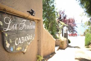 a sign on the side of a building at La Fontana Cabañas in San Carlos de Bariloche