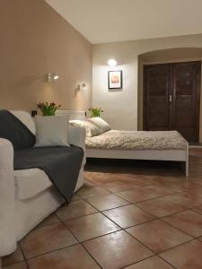 een slaapkamer met 2 bedden en een bank in een kamer bij Nido del Cuore in Turijn