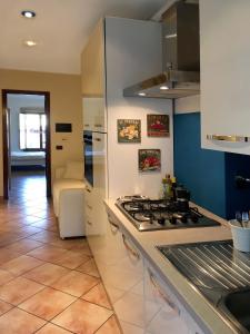 een keuken met een fornuis en een koelkast bij Nido del Cuore in Turijn