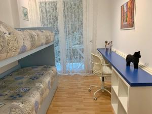 sypialnia z 2 łóżkami piętrowymi i biurkiem w obiekcie Il Nido tra gli Ulivi w Rapallo