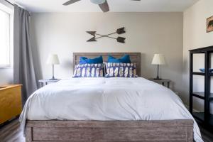 a bedroom with a large bed with a wooden headboard at Welcoming Barn, 2 BEDROOM & 1 Bath & Parking in Atlanta