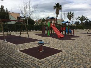 un parco giochi con due scivoli di CASA VACANZE METAPONTO a Metaponto