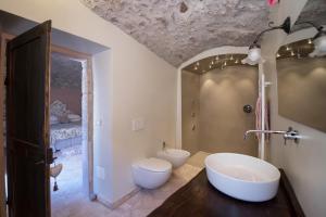 baño con 2 lavabos y aseo en una habitación en B&B dell'Osteria en SantʼAnatolia di Narco