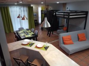 eine Küche und ein Wohnzimmer mit einem Tisch und einem Sofa in der Unterkunft Espai Loft Santa Mónica in Valencia