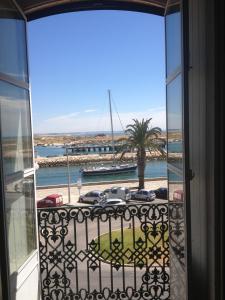 拉古什的住宿－達胡特精品旅舍，阳台享有码头的景致。