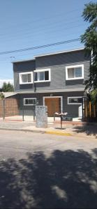 una casa al lado de una calle en Hostal Alessandri en Curicó