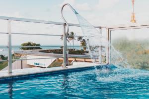una piscina en un hotel con una fuente de agua en Flat Israel Unidade 308, en João Pessoa