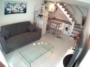 sala de estar con sofá y escalera en Playmar Sun Maspalomas, en Playa del Inglés