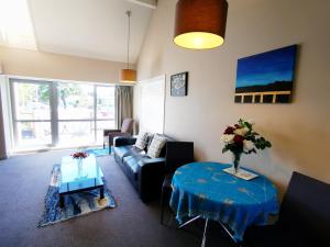 sala de estar con sofá y mesa en Belmont Motor Inn, en Christchurch