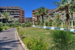 ośrodek z basenem i palmami w obiekcie La Fiera GuestHouse w mieście Fiumicino