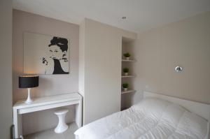 Un pat sau paturi într-o cameră la Appartements Hôtel de Ville