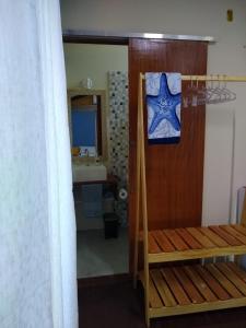 Un dormitorio con una litera con una cruz en la puerta en Pousada Container Eco Manguinhos, en Manguinhos