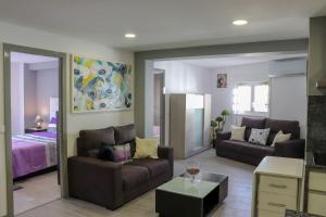uma sala de estar com dois sofás e uma cama em Casa Nossominho em Vila Nova de Cerveira