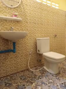 un baño con inodoro y lavabo en Relax Beach House, en Ko Lanta