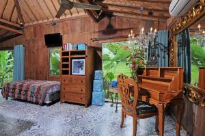 TV a/nebo společenská místnost v ubytování Bali Lush