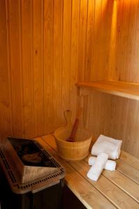 una sauna con un tazón y toallas en un mostrador en Polperro Villas, en Red Hill