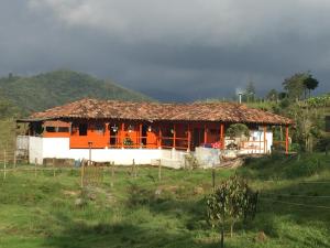 una casa en una colina en un campo en Reserva La Rivera, en Salento