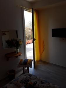 a room with a door open to a patio at La casetta di Giuci in Imperia