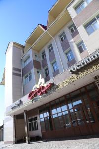 une représentation de l'avant d'un hôtel dans l'établissement Sary Arka Hotel, à Chimkent
