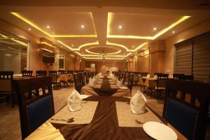 斋浦尔Hotel Le Grande的用餐室配有长桌和椅子
