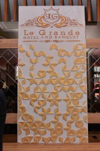 Hotel Le Grande的证书、奖牌、标识或其他文件