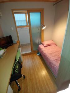 1 dormitorio con 1 cama y escritorio con ordenador en I sleep alone en Seúl